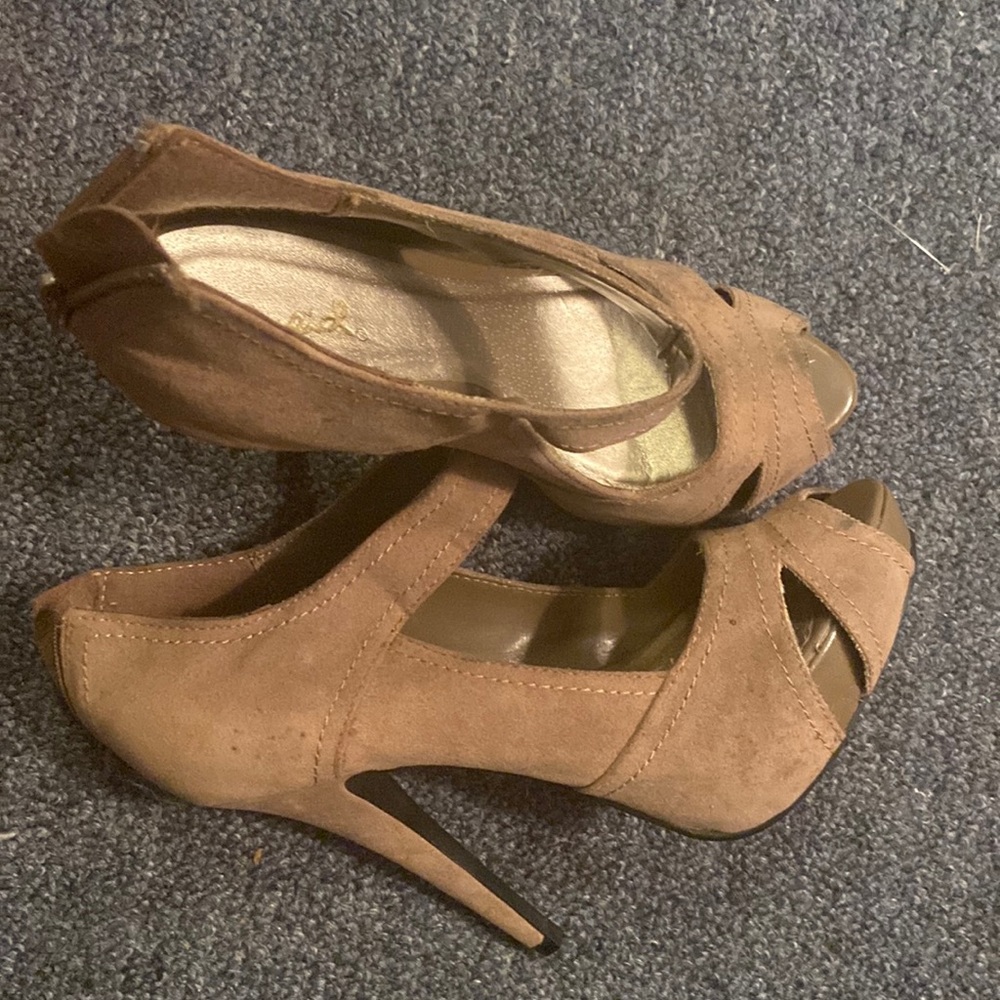 peep toe beige pumps size 7.5